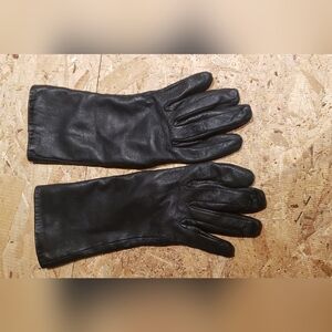 Danier Classic Black Leather Gloves